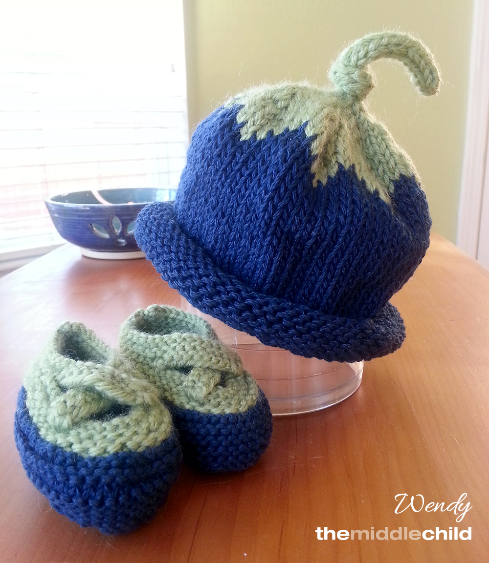 wendy-blueberry-hat-booties
